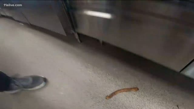 A day in the life of a 'Waffle House' employee смотреть онлайн