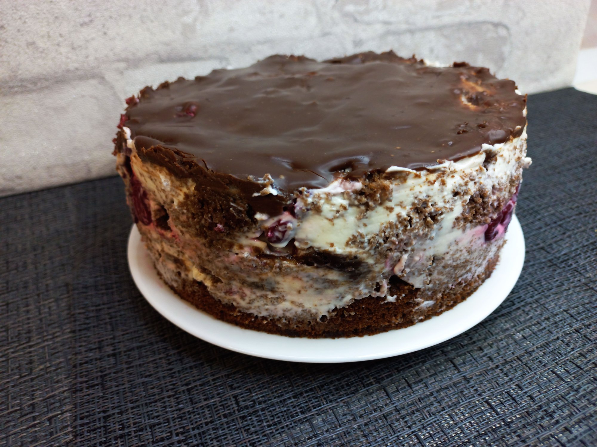 Торт шоколадный с вишней и сметанным кремом смотреть онлайн