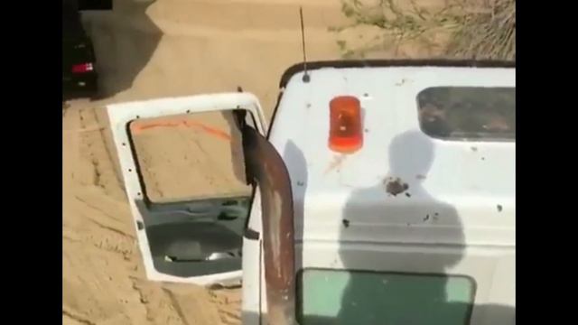 DUBAI SHEIKH helps truck who got stuck in Sand смотреть онлайн