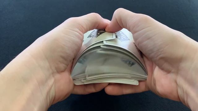 How to shuffle cards for beginners // Riffle Shuffle with Bridge in the hands tutorial смотреть онлайн