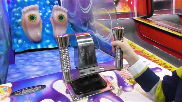 Дамиан катается на аттракционах в детском центре Космик! Видео для детей смотреть онлайн