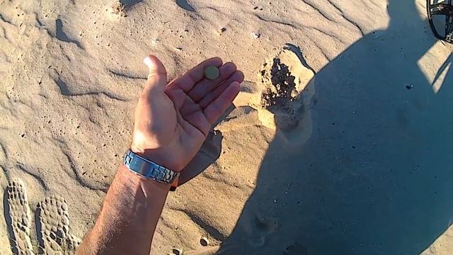 Поиск на пляже в Испании смотреть онлайн