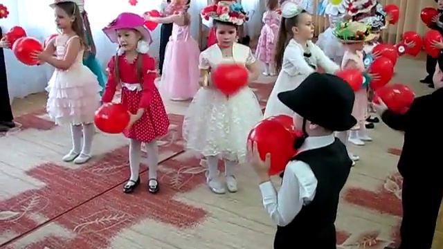 Танец с шарами для мамы смотреть онлайн