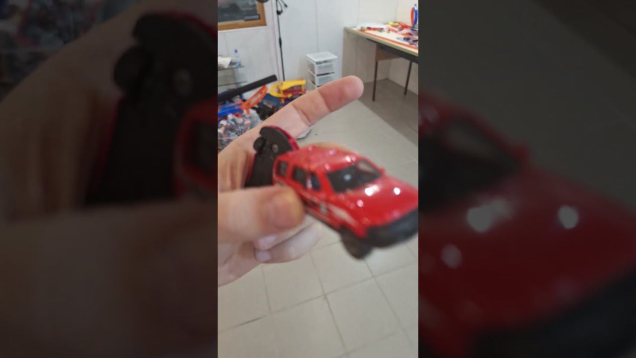 Красный Порш против Форд Expedition