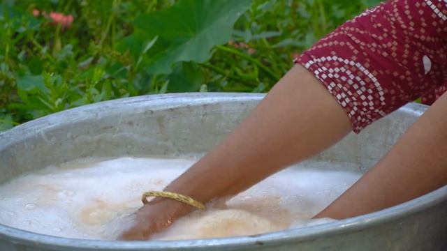 Fresh Eggplant, Pulses & Labeo Bata Fish Gravy Mashed Recipe - Healthy Food Cooking for Villagers смотреть онлайн
