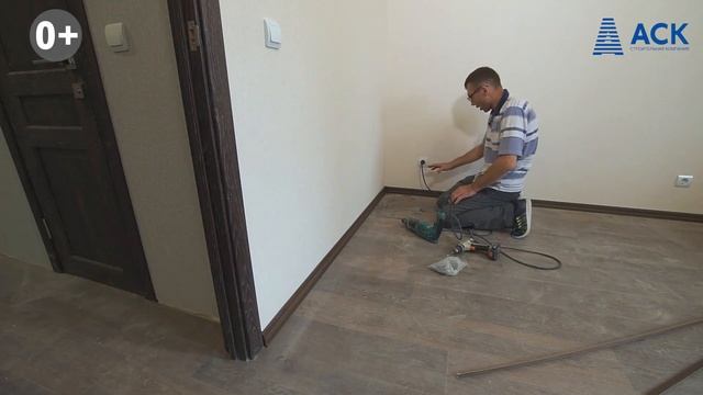 Установка НАПОЛЬНОГО ПЛИНТУСА СВОИМИ РУКАМИ ➤Виды плинтусов ➤Как монтировать плинтус ?АСК смотреть онлайн