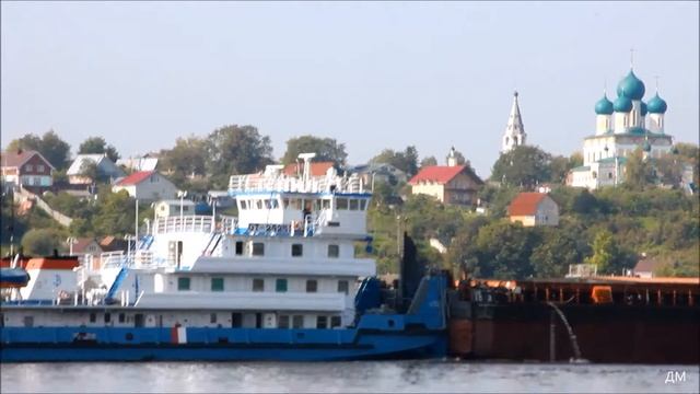 Буксир ОТ 2425 с баржой С 163 проходит Тутаев вверх по Волге 5 09 2018г