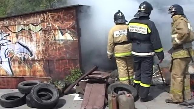 На улице Добровольского загорелись гаражи. Возможен поджог смотреть онлайн