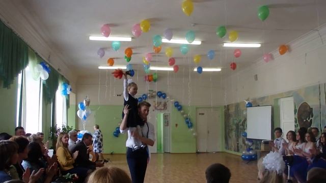 Как нести первоклассницу на 1 сентября или последний звонок смотреть онлайн
