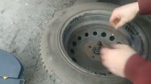 Как снять запасное колесо на Reno Clio 3
