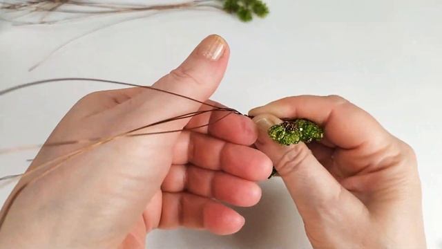 Работы из бисера. 1часть. Сувенир. Дерево из бисера. Сосна, бонсай. Мастер класс для начинающих. смотреть онлайн