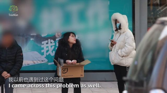 Girl Gets Fired and Cries on the Street | Social Experiment “你还年轻”当女生因被裁员而大哭，陌生人送上温暖的拥抱和鼓励 смотреть онлайн