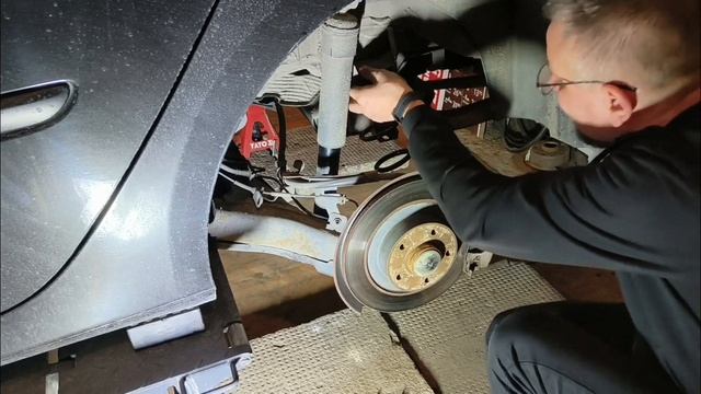 Renault Laguna 3 wymiana sprężyn tył. смотреть онлайн
