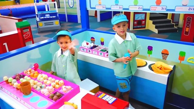 Vlad E Mamãe Brincando No Game Center Para Crianças
