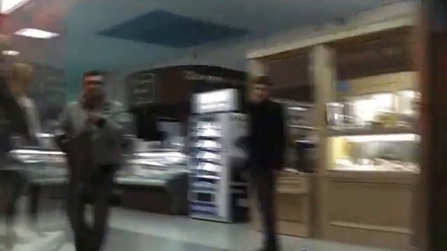 парень выгуливает утюг в магазине !?!?!?этот странный Тольятти смотреть онлайн