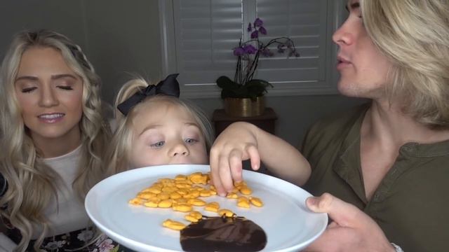 Everleigh eats WEIRD food combinations people LOVE!!! *OREOS AND ORANGE JUICE* NASTY FOOD!!! смотреть онлайн