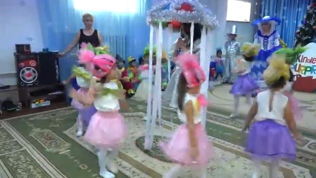 Танец Зефирок на Новогоднем утреннике смотреть онлайн