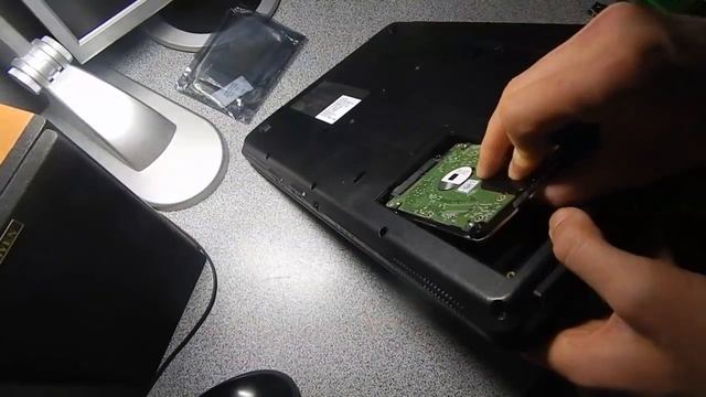 Замена жесткого диска в ноутбуке Lenovo G555 смотреть онлайн