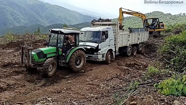 Пробовали вытащить трактором Грузовик , а вытащили его при помощи Экскаватора. смотреть онлайн