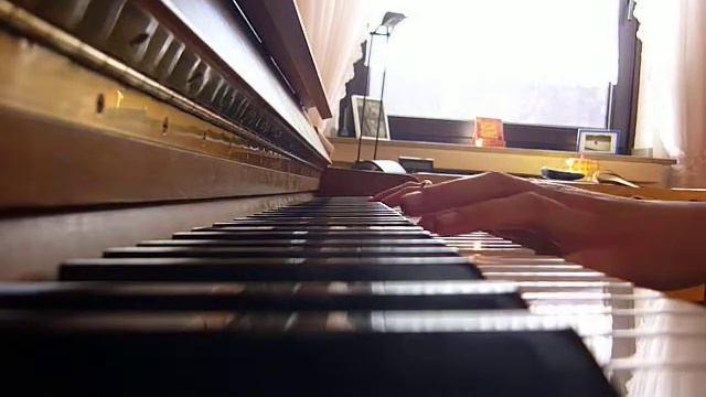 "Edward At Her Bed" from "Twilight" on piano смотреть онлайн