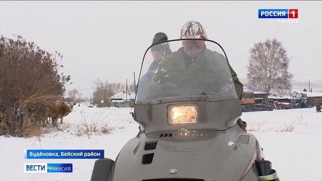 Современный почтовый транспорт: в деревне Буденовка Бейского района почтальон приезжает на снегоход смотреть онлайн