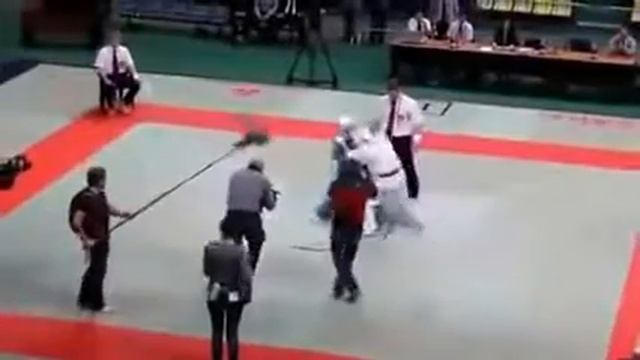 Судья ВЫРУБИЛ обоих! Жесть!Прикол! смотреть онлайн