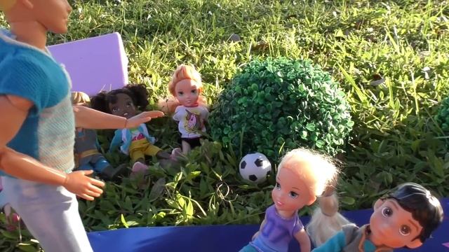 Simon says... game ! Elsa & Anna toddlers - Barbie dolls - fun activities #elsa #anna #games смотреть онлайн