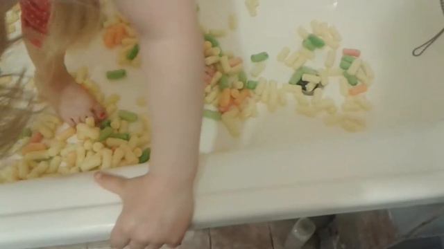 Ванна КУКУРУЗНЫХ ПАЛОЧЕК купаемся смотреть онлайн