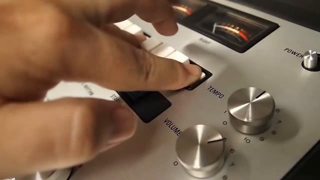1970s Yamaha EM-130 Mixer w/ Beatbox Demo смотреть онлайн