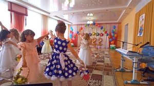 Нежный танец девочек на Выпускной в д/с