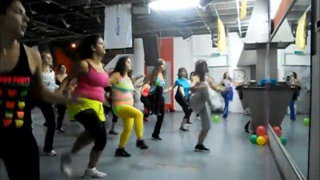 ZUMBA® fitness class with Mooran - Quitate el top warm up смотреть онлайн