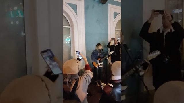 Уличный музыкант Санкт-Петербург. Глеб Королёв, Майкл на подтанцовке. Октябрь 2022 Невский проспект смотреть онлайн