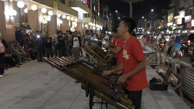 Уличные музыканты на улице Малиборо . (Джокьякарта ) . о . Ява Индонезия . смотреть онлайн