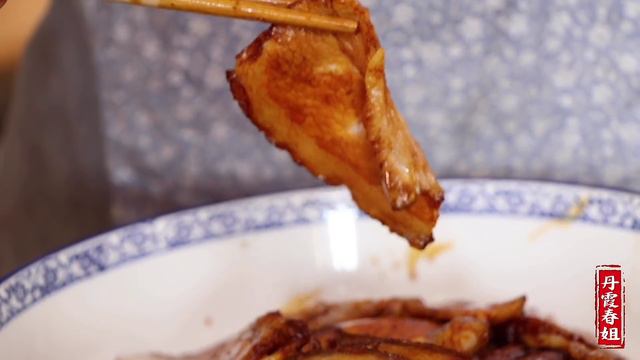 【丹霞春姐】春姐做陕北特色酸菜扣肉，肥而不腻，酸菜拌饭更美味，俩弟弟吃美了 смотреть онлайн