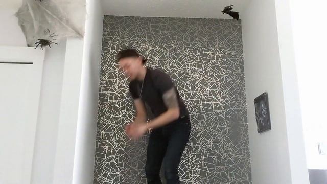 How to Hang Spider Webs - Halloween Decor - Halloween Decorations смотреть онлайн