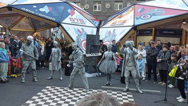 Крутой танец. Ожившие статуи. Москва. День города. 10.09.22 смотреть онлайн