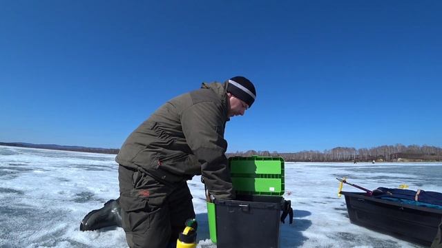ПОПАЛ НА ВЕСЕННИЙ ЖОР!!! Последний лед 2022. Ловля плотвы весной. смотреть онлайн