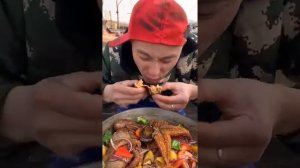 Вкусно ест морепродукты