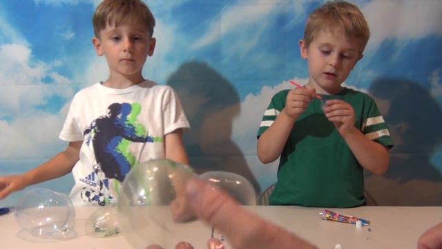 Blowing balloons/bubbles from tube, from kind of blue stuff. Пузыри из тюбика смотреть онлайн