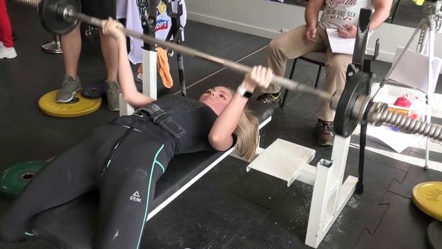 Очаровательная девушка в русском жиме. 35 кг на штанге. смотреть онлайн