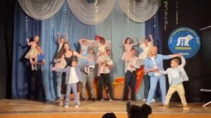 Танец пап с дочерями и мам с сыновьями на выпускном 2022