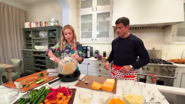 Kelly Ripa and Mark Consuelos Make Cheese and Pepper Skillet Dip at Home смотреть онлайн