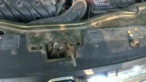 Renault Duster: Люфт замка капота. Исправляем косяки