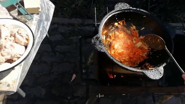 Приготовил в казане - рисовая каша + курица + морковь + лук) (можно сказать походная) смотреть онлайн