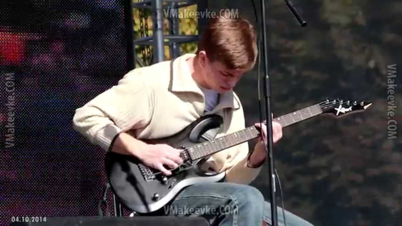 Гитарист из Макеевки выступает на пл. Ленина в Донецке смотреть онлайн