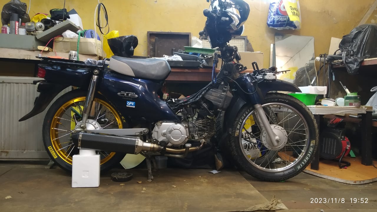 ГАРАЖ305 НОВАЯ ПРИБОРКА HONDA SUPER CUB AA04 ч.3 смотреть онлайн