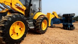 Синий трактор упал в лужу