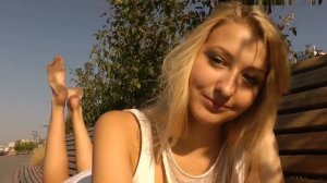 Футфетиш продолжаем охоту за ножками: Симпатичная девушка показывает свои ступни на лавочке