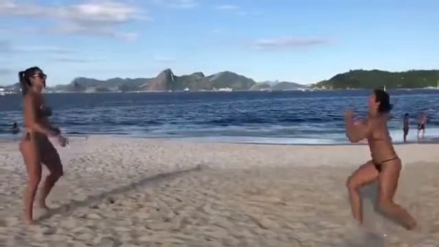 Бразильянки на пляже такое вытворяют..... смотреть онлайн