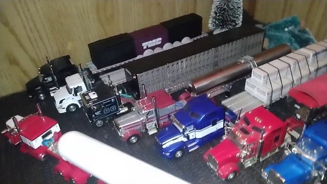 1/64 Scale DCP by First Gear Diecast Trucks Display In Chaos смотреть онлайн